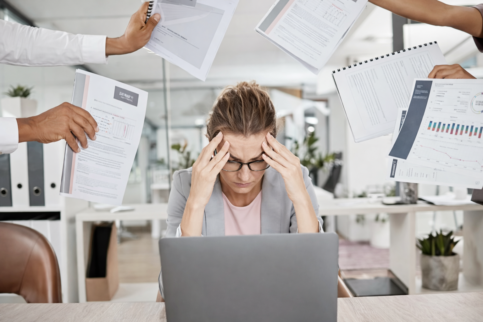 Gestresste Person mit vielen Dokumenten